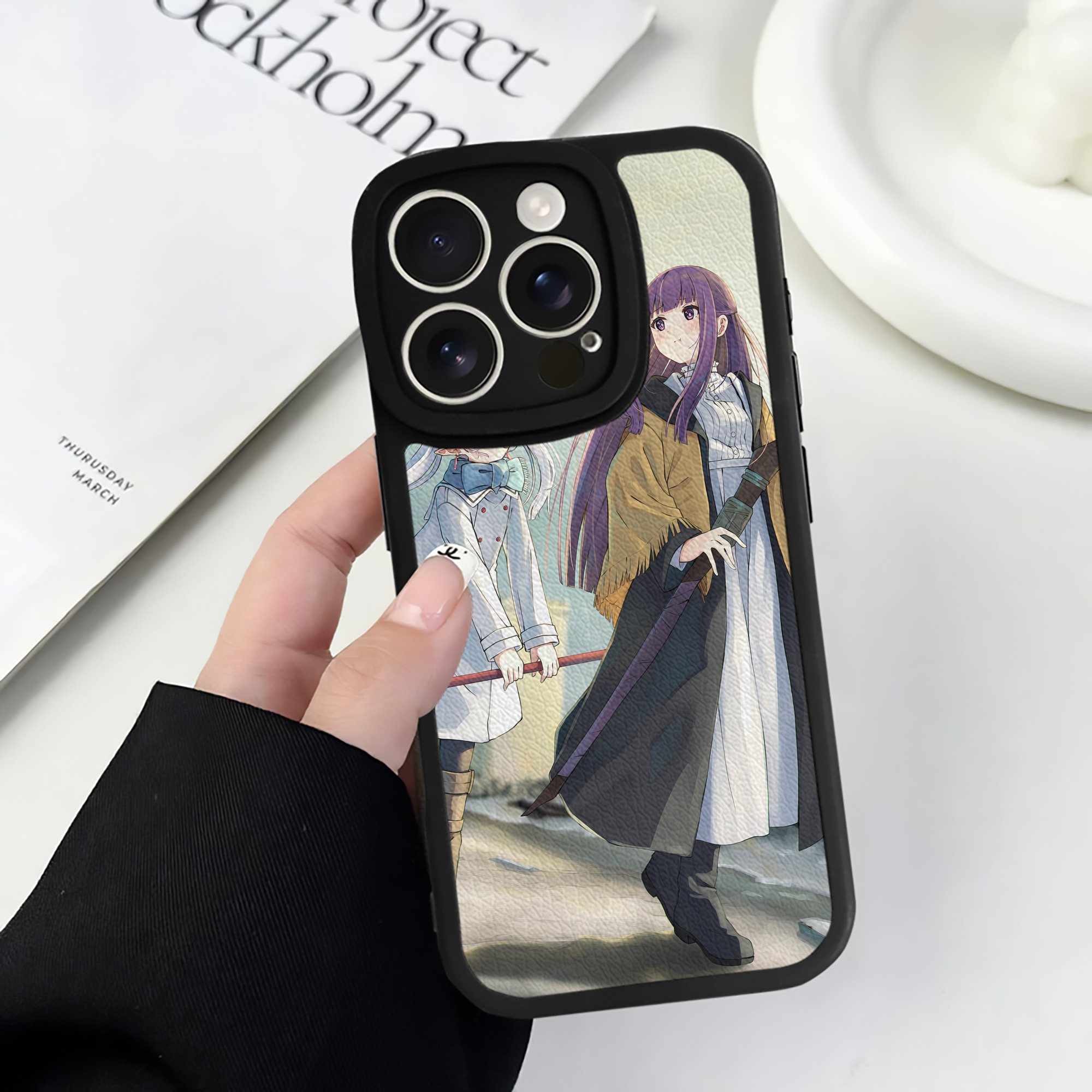 （画像用） 葬送のフリーレン Frieren 【iPhone 16シリーズ対応】シリコンスマホケース（レザー調） 材質：シリコン